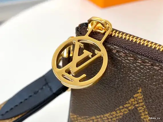 MONOGRAM POUCH LOUIS VUITTON 0517